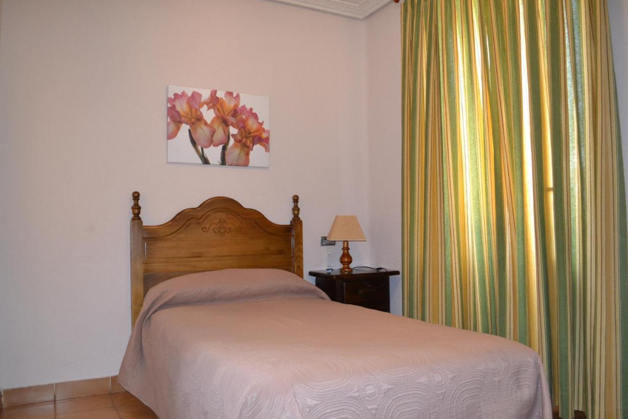 Hostal Aribel Longinos เซร์เซดียา ภายนอก รูปภาพ