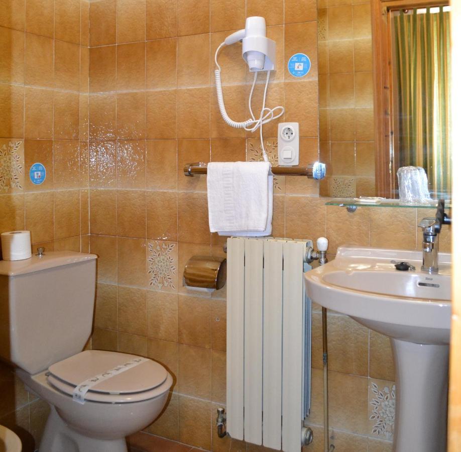Hostal Aribel Longinos เซร์เซดียา ภายนอก รูปภาพ