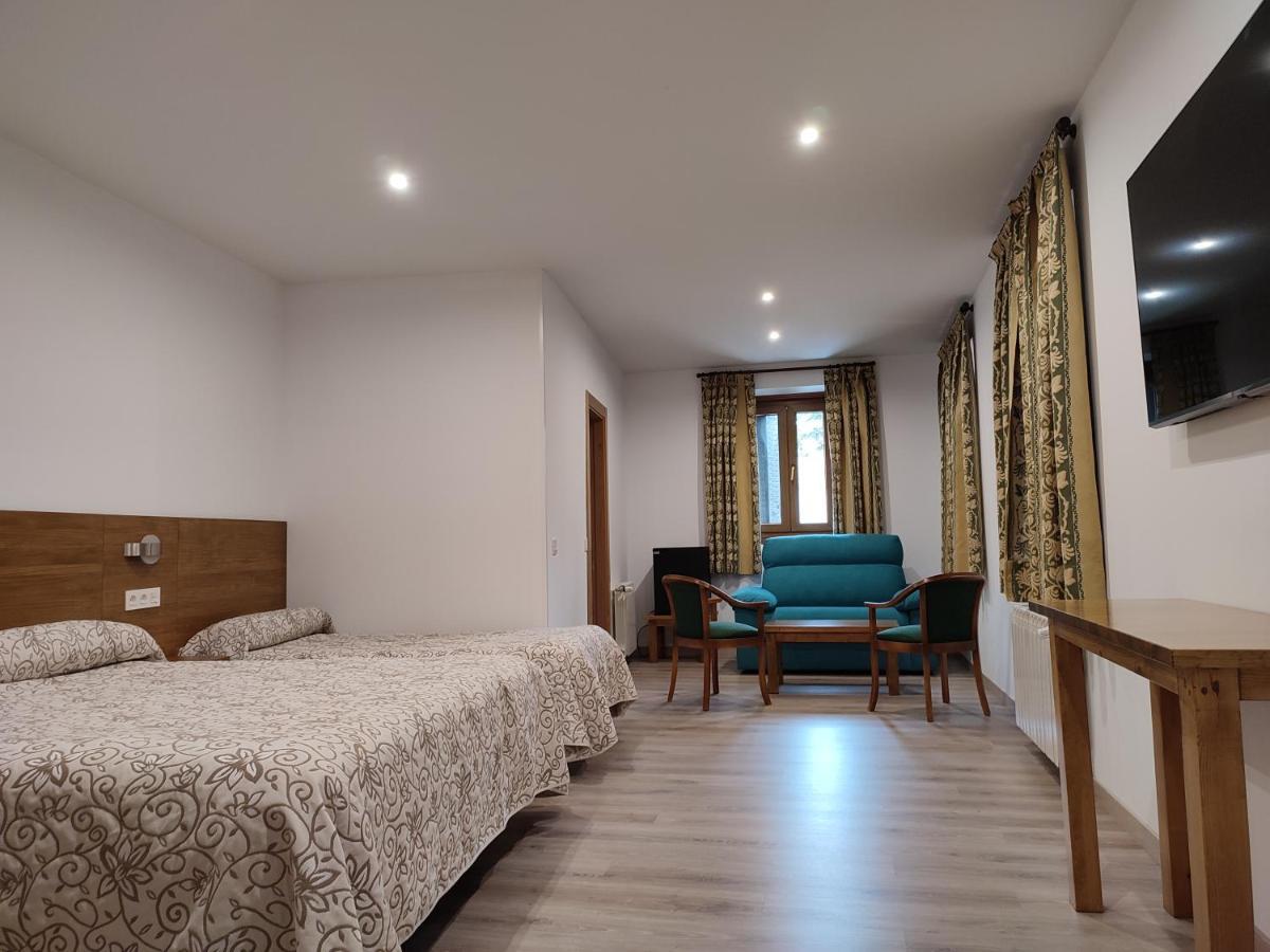 Hostal Aribel Longinos เซร์เซดียา ภายนอก รูปภาพ