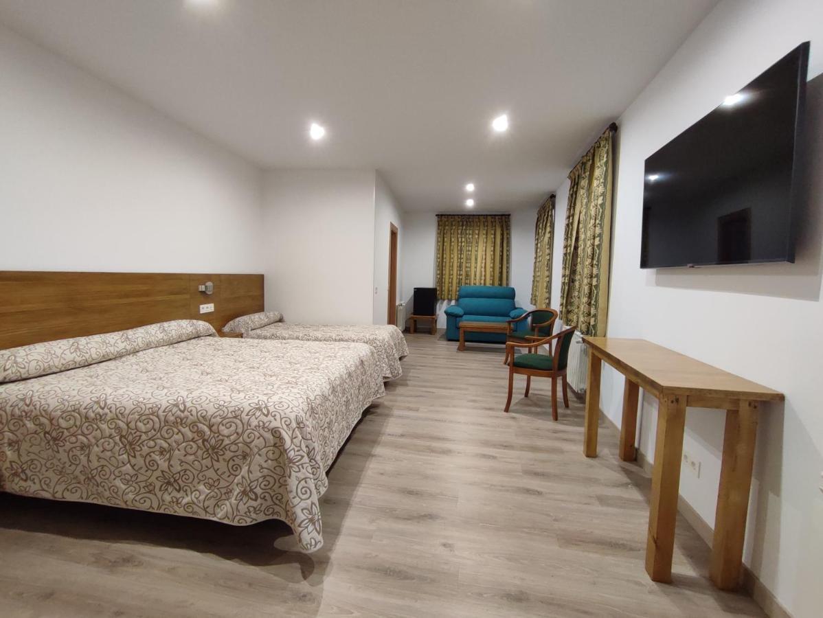 Hostal Aribel Longinos เซร์เซดียา ภายนอก รูปภาพ