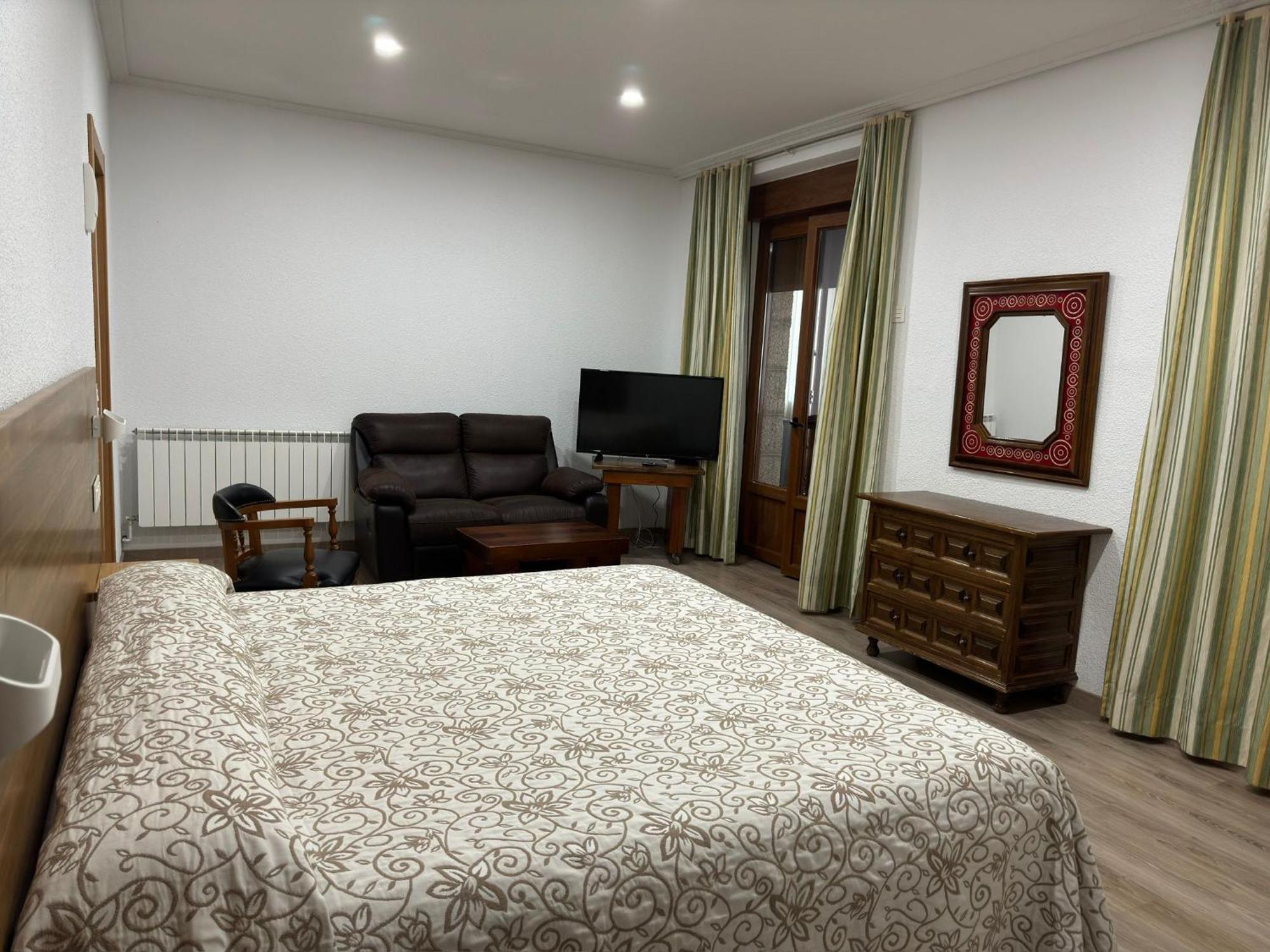Hostal Aribel Longinos เซร์เซดียา ภายนอก รูปภาพ