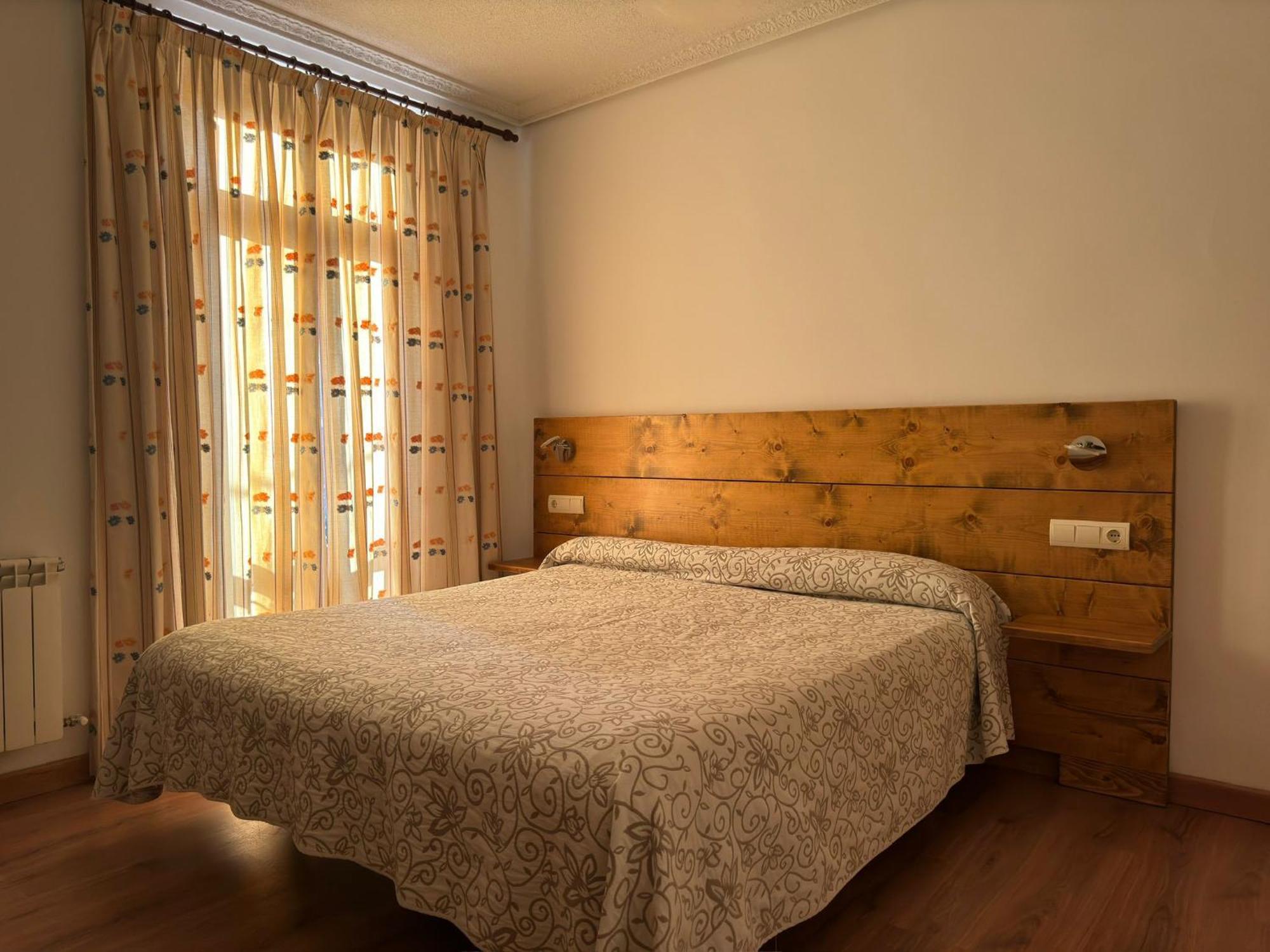 Hostal Aribel Longinos เซร์เซดียา ภายนอก รูปภาพ