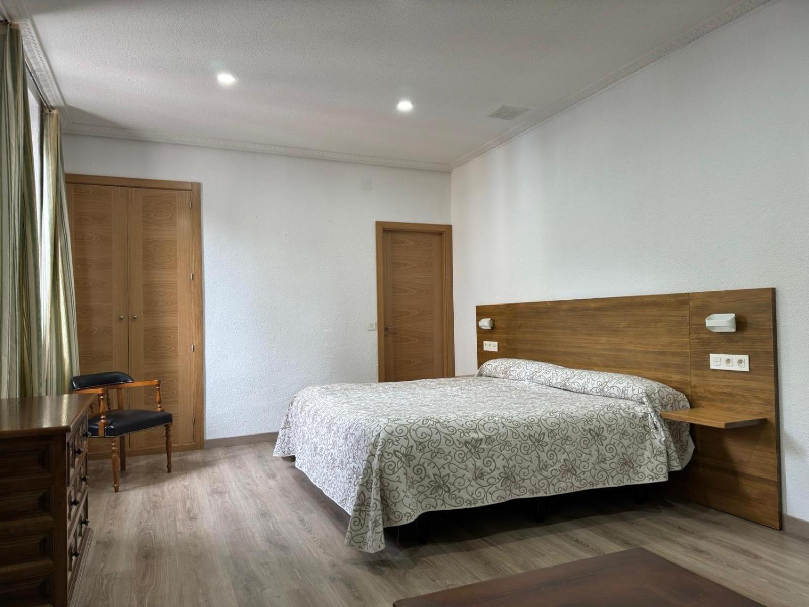 Hostal Aribel Longinos เซร์เซดียา ภายนอก รูปภาพ