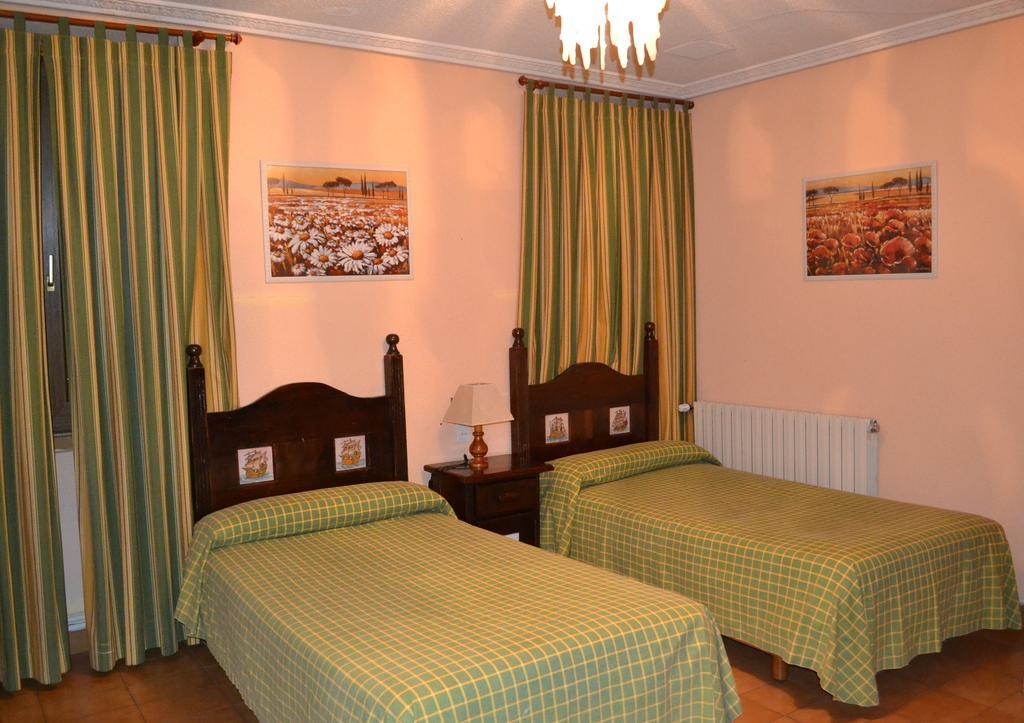 Hostal Aribel Longinos เซร์เซดียา ภายนอก รูปภาพ
