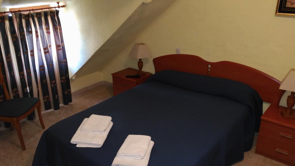 Hostal Aribel Longinos เซร์เซดียา ภายนอก รูปภาพ