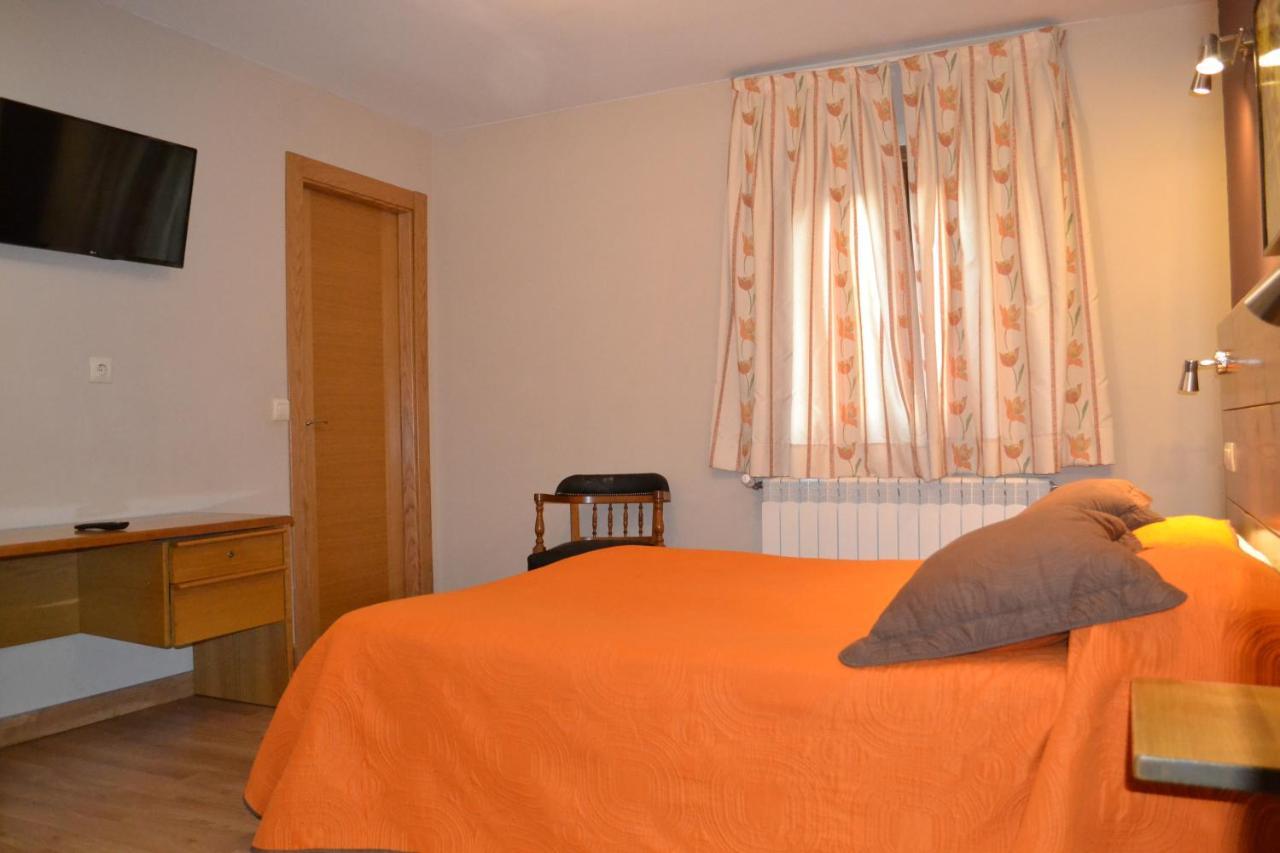 Hostal Aribel Longinos เซร์เซดียา ภายนอก รูปภาพ
